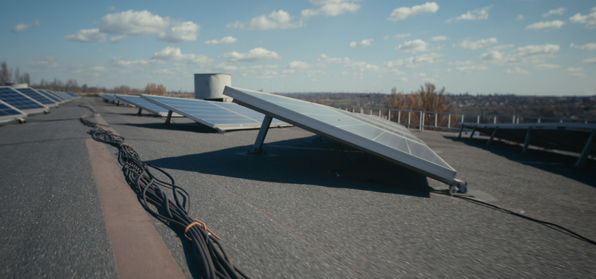 Hoe zonnepanelen op een plat dak plaatsen?